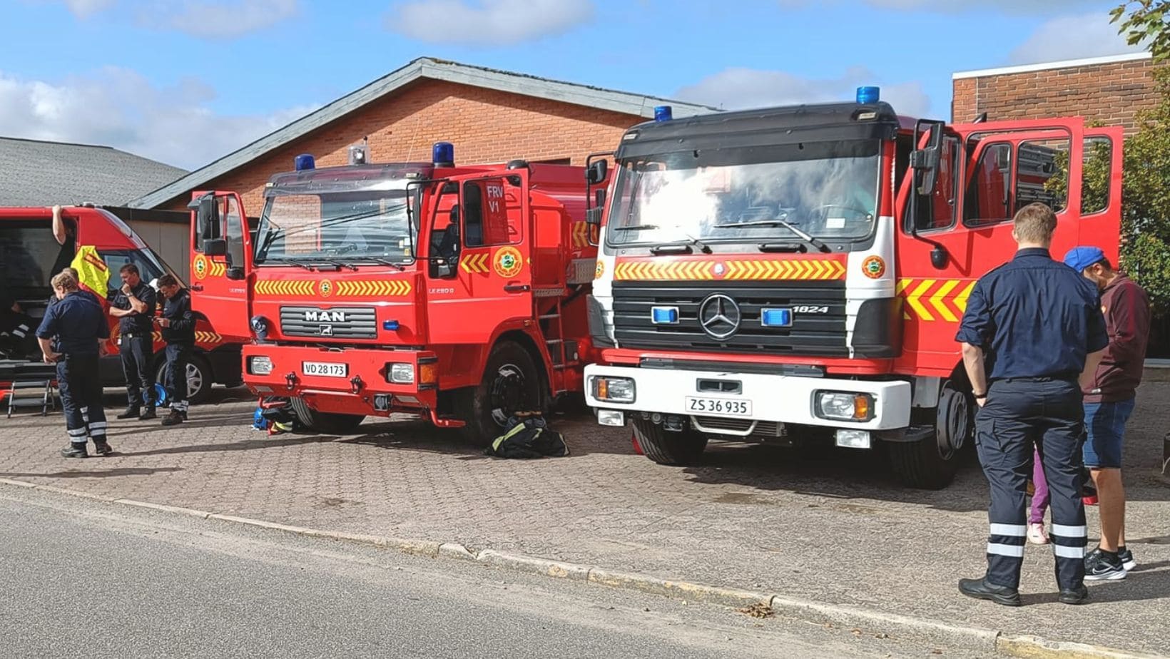 Oplev tre køretøjer og flere frivillige brandmænd fra Nordvestjyllands Brandvæsen ved Holstebro Museum den 6. juli 2024.